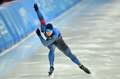 Спортсмен из Казахстана одержал победу на Олимпиаде после падения соперников на финише